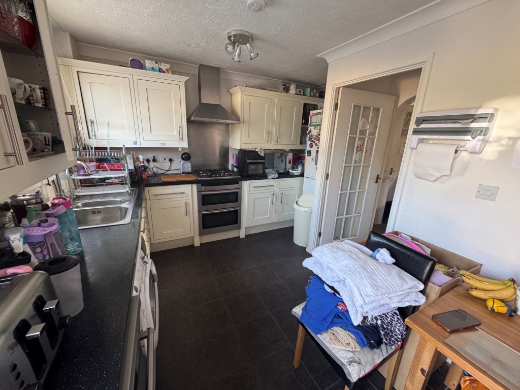 Lot: 208 - FREEHOLD THREE-BEDROOM SEMI-DETACHED HOUSE - A RESIDENTIAL INVESTMENT - Kitchen